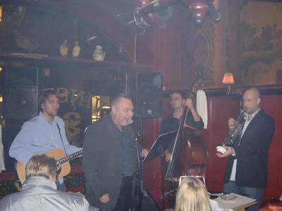 Knud Larsen synger